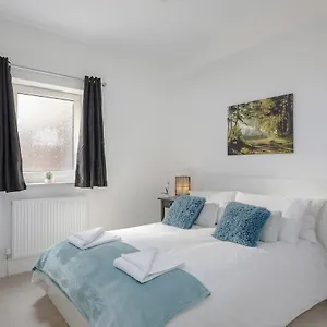 1 Bed Sleeps 4 Apartment
